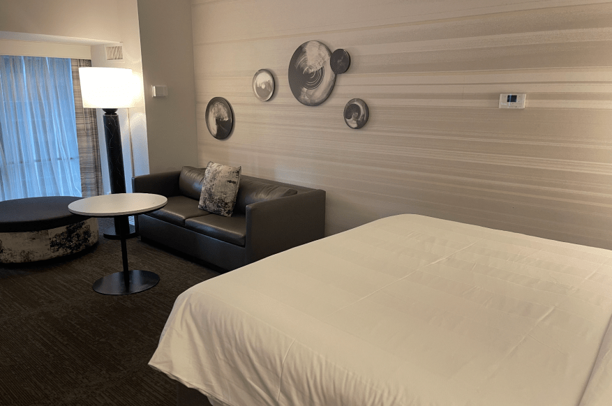 Këndi i kundërt i dhomës së gjumit Marriott Marquis.