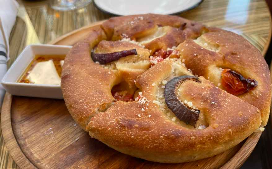 Focaccia e Broadway Lounge me domate të pjekura dhe djathë parmixhan.